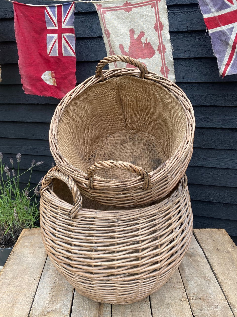 Vintage - Hessian-lined round baskets with handles